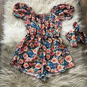 Floral off/on shoulder romper sz Medium